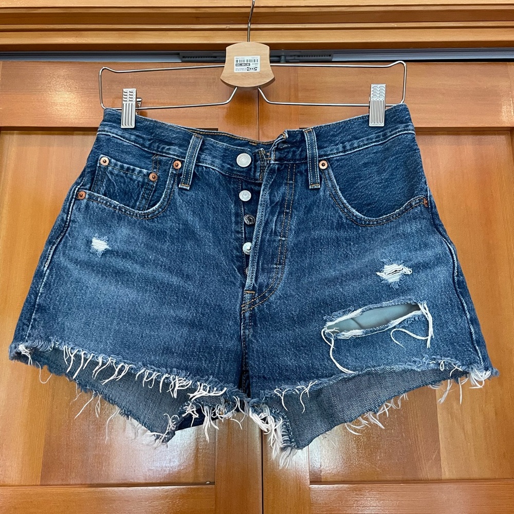size 25 levi’s jean shorts